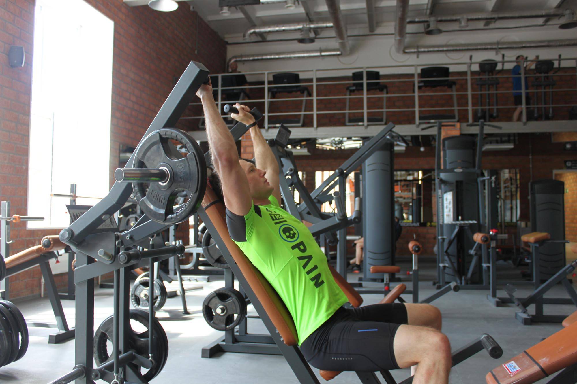 Тренировка плеч в тренажерном зале: упражнения на плечи в зале для мужчин