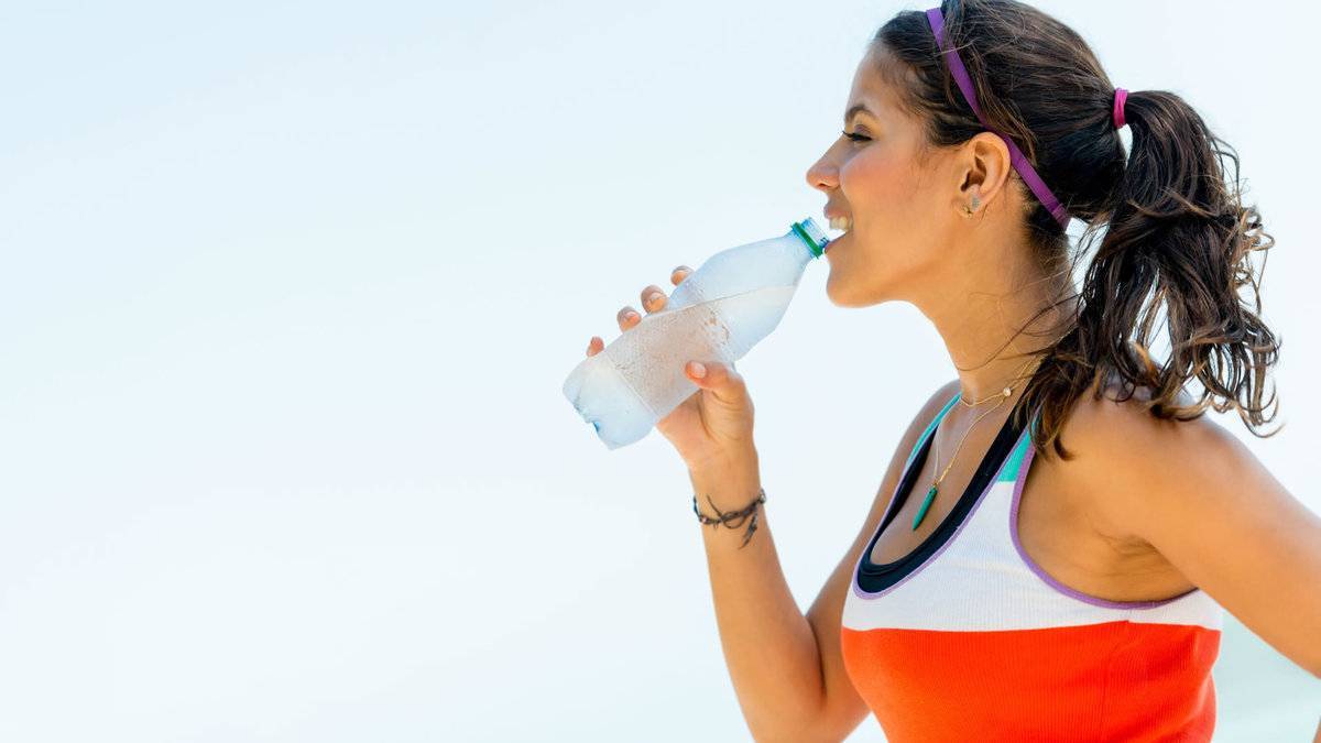 Можно ли пить воду во время тренировки, перед и сколько нужно?