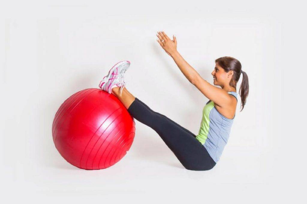 Упражнения с фитболом для похудения: как похудеть в животе и боках занимаясь на мяче, сколько калорий сжигают тренировки