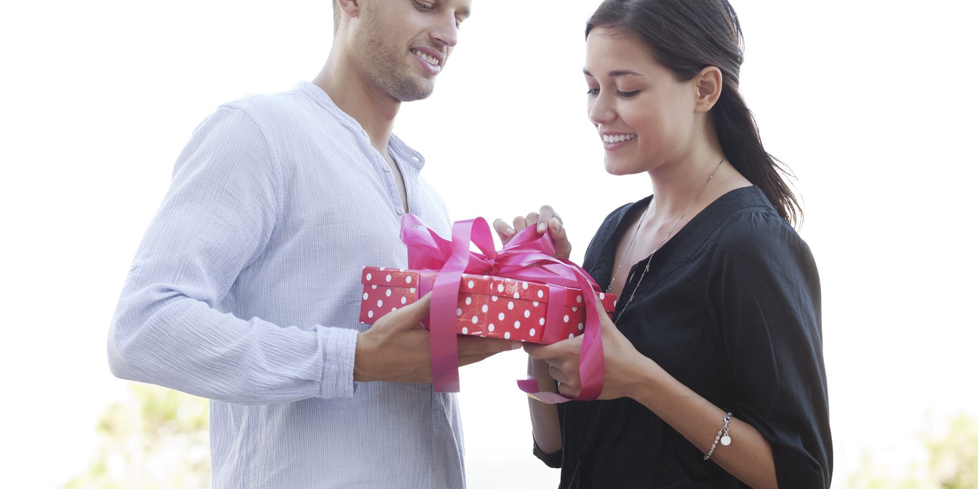 Можно ли дарить даренные подарки - точное объяснение приметы